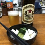 三国屋 - サッポロ赤星と浅漬