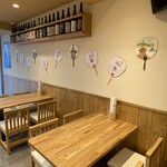 Tempura Kassen Sake Dokoro Heso - 風通しの良い、入口近くのテーブル席　2卓・最大8名様　空気清浄機　ジアイーノ完備