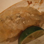 うぶか - 一品　才巻き海老の握り　黒酢のシャリで