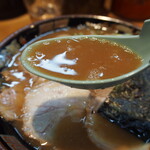 とんこつらぁ麺 松もと - とんこつラーメン半熟煮玉子入り（スープ）