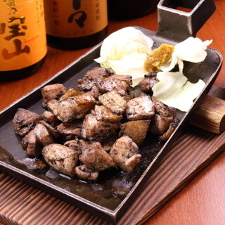 Enjoy the famous "black grilled red chicken" grilled over charcoal for a fragrant aroma.