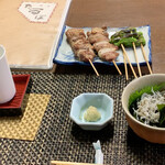 酒房たるぼ - しらすとわかめのポン酢和え、豚串、ししとう串