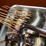 かぶと - 天然うなぎが串打ちされました