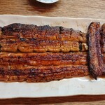 かぶと - 養殖うなぎと天然うなぎの蒲焼き(右の縦に置かれた蒲焼きが天然うなぎ)