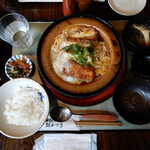 田むら銀かつ亭 - いただいたのは、豆腐かつ煮定食（豆腐かつ煮鍋、ご飯、味噌汁、お新香）