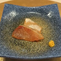 寿司 赤酢 - カンパチのヅケ、和辛子