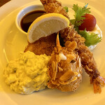 KUBOTA食堂 - 隠れているお魚のフライ、大きくてお箸で持ち上げられず…。カニフライ、衣のスライスアーモンドの歯応えも良くて、ソース無しでも美味しかったです。ポテトサラダももっとほしかった(^^)