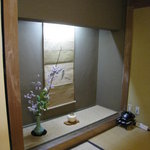 Chikushitei - 床の間。このお部屋の掛け軸は、江戸時代の医者が画かれたものでした