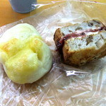 ゴジュウニチョウメベーカリー - (左から)もっちりﾁｰｽﾞの白ﾊﾟﾝ､4種のﾍﾞﾘｰとｸﾘｰﾑﾁｰｽﾞのﾄｰｽﾄｻﾝﾄﾞ