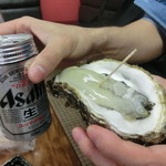 新潟本町 鈴木鮮魚 - 3５０ml缶と比較してもこの大きさ！