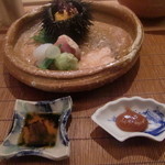 恵比寿　くろいわ - 醤油には少量のお酢が張っていました。