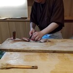 天ぷら たけうち - 穴子を捌く