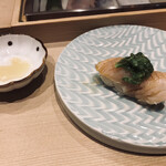 鮨処 有馬 - 襟裳のつぶ貝、オクラソースのせ