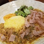 SPICY CURRY 魯珈 - 納豆鶏キーマカレーwithかつおちゃんのかつお節