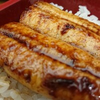 うなぎ 仲じま - かば焼き半身を白米にON◎