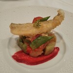 ル・マルカッサン ドール - 前菜のお魚。お魚の下にはさっぱりタルタルが。鎌倉のお野菜シャキシャキ。赤いソースは鎌倉のビーツ。