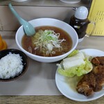 ラーメン とんかつ 忠 - きょれがBセットォ！若鶏やんわらけーのなんのってあーた。。。ほしてこのでーごんサラド！ピクルスちうてもイイ感じの酸味がタマらんて。これだけバケツ食いしてぇ。どれも控えめに言っても最の高。