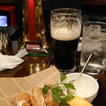 Liffey Tavern3 - ギネス&キルケニー(飲みかけ)とチキンチップス