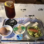 ヒロミ - アイスレモンティー350円にもれなくサービスされるハムサンドに野菜サラダに玉子に豆菓子付きのモーニングセット。