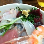 おかもと鮮魚店  - 赤いのがクジラ肉です✨