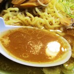 中華そば 万楽 - 豚骨・鶏ガラ 醤油スープ。　　　　　2020.07.21