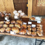 パン屋 キボシ - センターテーブルの惣菜パンたち
