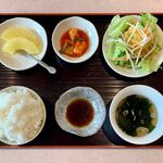 太光苑 - 焼肉盛合セット ¥1,060 のライス、スープ、サラダ、キムチ、デザート