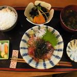 神港 - 【ランチ】「ウキウキごはん」（￥1200）：「まぐろのズケ」「季節の煮物」ごはん、味噌汁、香の物、デザート付