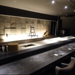 肉割烹とらいち - ライブキッチンでのカウンター8席