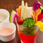 Sumibi Kushiyaki Kushi Yoshi - 野菜ソムリエ厳選の新鮮な生野菜をパリポリと。2種類のソースでどうぞ。680円