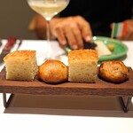 Convivio - 天然酵母のライ麦パンと２種類のオリーブオイルを使ったフォカッチャ