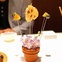 Convivio - 林檎のコンポートとセミドラトマトを詰めたグリーンオリーブとチーズとアーモンドのオーブン焼き