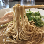 鶏そば - 麺にスープが絡みつきまくってます