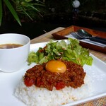 杜カフェ - 料理写真:水を一切使わず濃厚に仕上げた自家製キーマカレーにさくらたまごをトッピング。たまごを潰しながらカレーになじませると辛味がマイルドになり、さらにコクが増します。