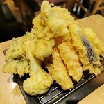 ヤマヤ鮮魚店 弥平 - 「名物！地野菜天ぷら盛り合わせ」