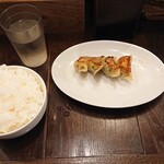 餃子と麺 いせのじょう - 炊きたてのご飯にあうなぁ