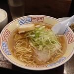 餃子と麺 いせのじょう - しょうゆラーメンです。