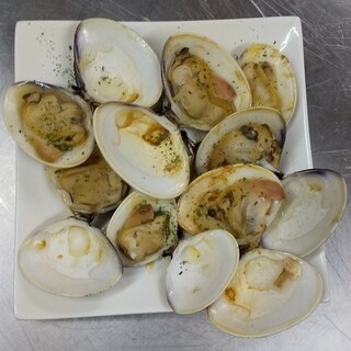 Grilled foods such as turban shells and clams are also popular ♪ We are also particular about salads ◎