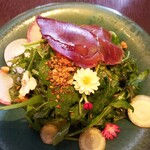 リストリア グランデ アルベロ - しっとりとしていて、柚子胡椒のドレッシングが
      とても美味しかった。
      お花も食べれます  ( ⁎ᵕᴗᵕ⁎ )