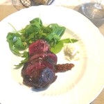 La Brianza - サカエヤ黒毛和牛ランプ炭火焼き、タスマニア産粒マスタードとおろしたてホースラディッシュ添えて。すごくジューシーやわらか味わい濃く本当においしい。赤身のおいしさ堪能おいしいな～遠い目( ￣-￣)