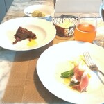 La Brianza - フェンネルだんごと、燻製生ハムのスペックとフルーツなど盛り合わせ。届いたばかりのいちじくやマンゴー、グリンピースのペーストを生ハムに添えたおしゃれな一皿