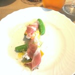 La Brianza - 燻製生ハムスペックが燻製の香りふわり、口溶け良く、マンゴーといちじくの甘みやフルーティーさとおしゃれにマッチ。散らされたフェンネルの香りから、香るコースの始まり始まり＼(^-^)／