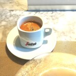 La Brianza - この日はディカフェじゃないコーヒー。苦みもおいしい。ドルチェに合う合う