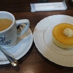 星乃珈琲店 - モーニングセットのミニパンケーキ、カフェインレス珈琲はミルク投入済み