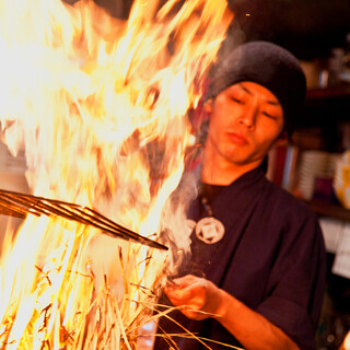 1Ｍ以上もの炎を上げ焼き上げる当店名物『かつをの藁焼き』