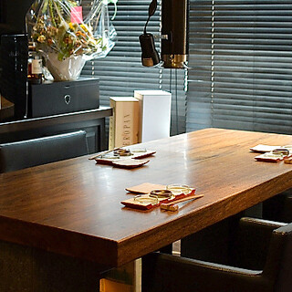 Enjoy casual Yakiniku (Grilled meat) in a chic and calm atmosphere. There are also private rooms