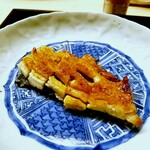 道人 - 骨切りした天然鰻がど～んと大皿で。皮目が美味しいと感じたのは初。