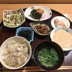 日本料理 太月 - フルコース１６５００円。ちりめん山椒混ぜご飯、牛しぐれ煮、トキシラズ胡麻和え、とろろ芋、その他一式。山椒の風味が鮮烈で、とーっても美味しいごはんです（╹◡╹）（╹◡╹）。太りますよ（笑）