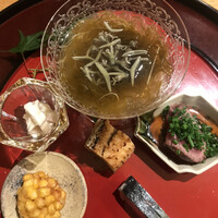 日本料理 太月 - フルコース１６５００円。八寸。もずくと蓴菜、牛ランプたたき、胡麻鯖の〆さば、トウモロコシかき揚げ、鮎うるか、鱧寿司。鮎うるかは、私史上最高のものです（╹◡╹）（╹◡╹）