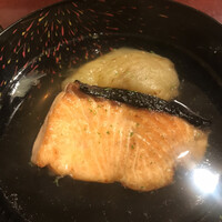 日本料理 太月 - フルコース１６５００円。一番出汁の椀 焼きトキシラズ 焼き賀茂茄子。お出汁は素晴らしい味わいですが、鮭の皮目の香ばしさが少し邪魔に感じます。。とーっても美味しかったですよ（笑）（╹◡╹）（╹◡╹）